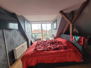 Schlafzimmer mit Balkonzugang