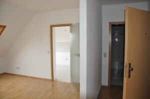 Blick vom Wohnen zur Küche und zum Bad
