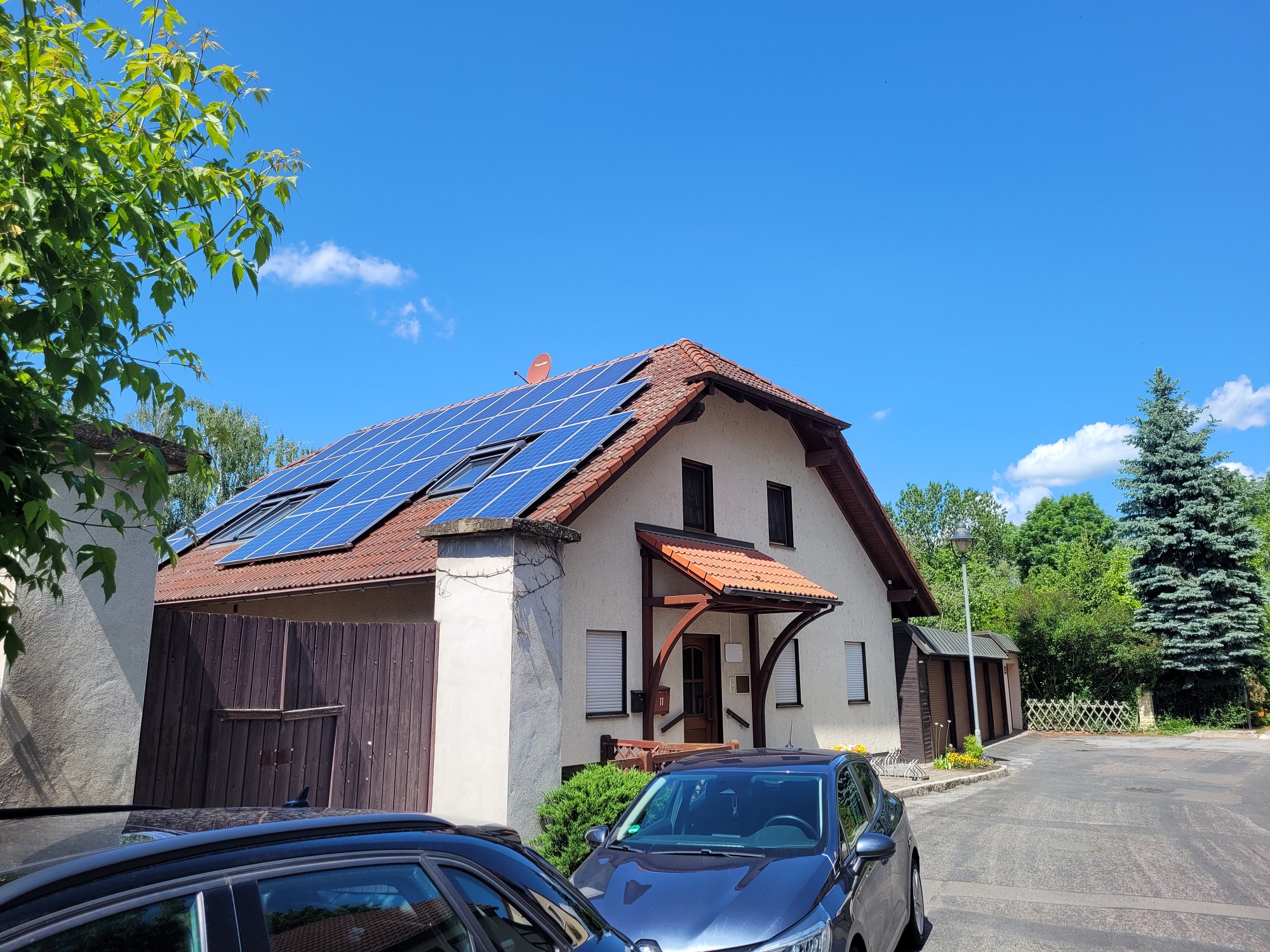 Hausdach mit Photovoltaikanlage Hausdach mit Photovoltaikanlage
