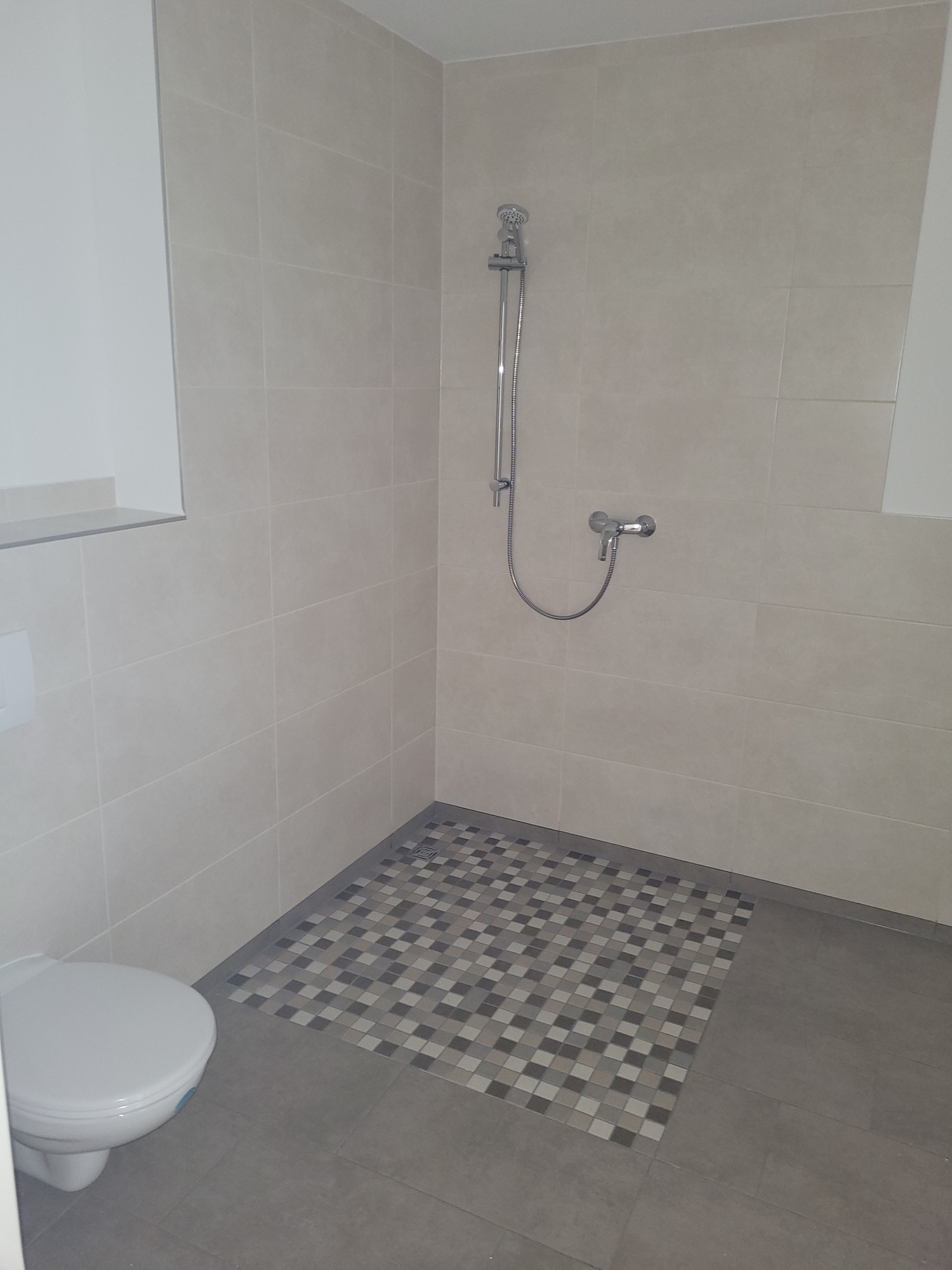 Bad mit bodentiefer Dusche