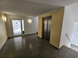 Treppenhaus mit Aufzug