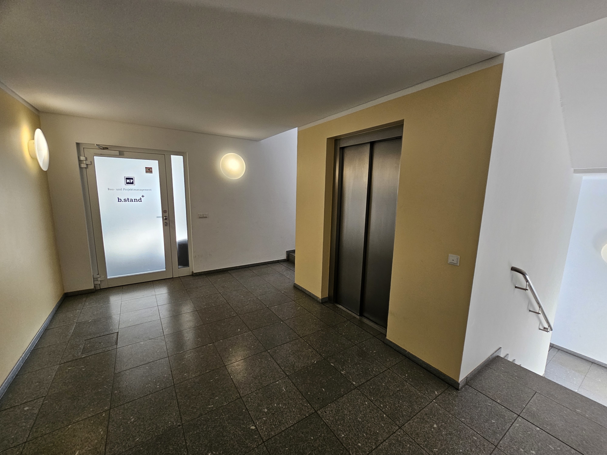 Treppenhaus mit Aufzug Treppenhaus mit Aufzug