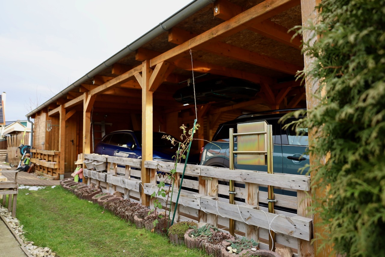großes Carport