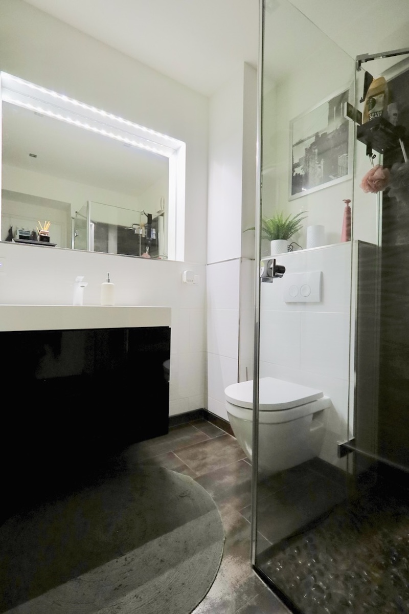 Gäste-WC mit ebener Dusche im EG.