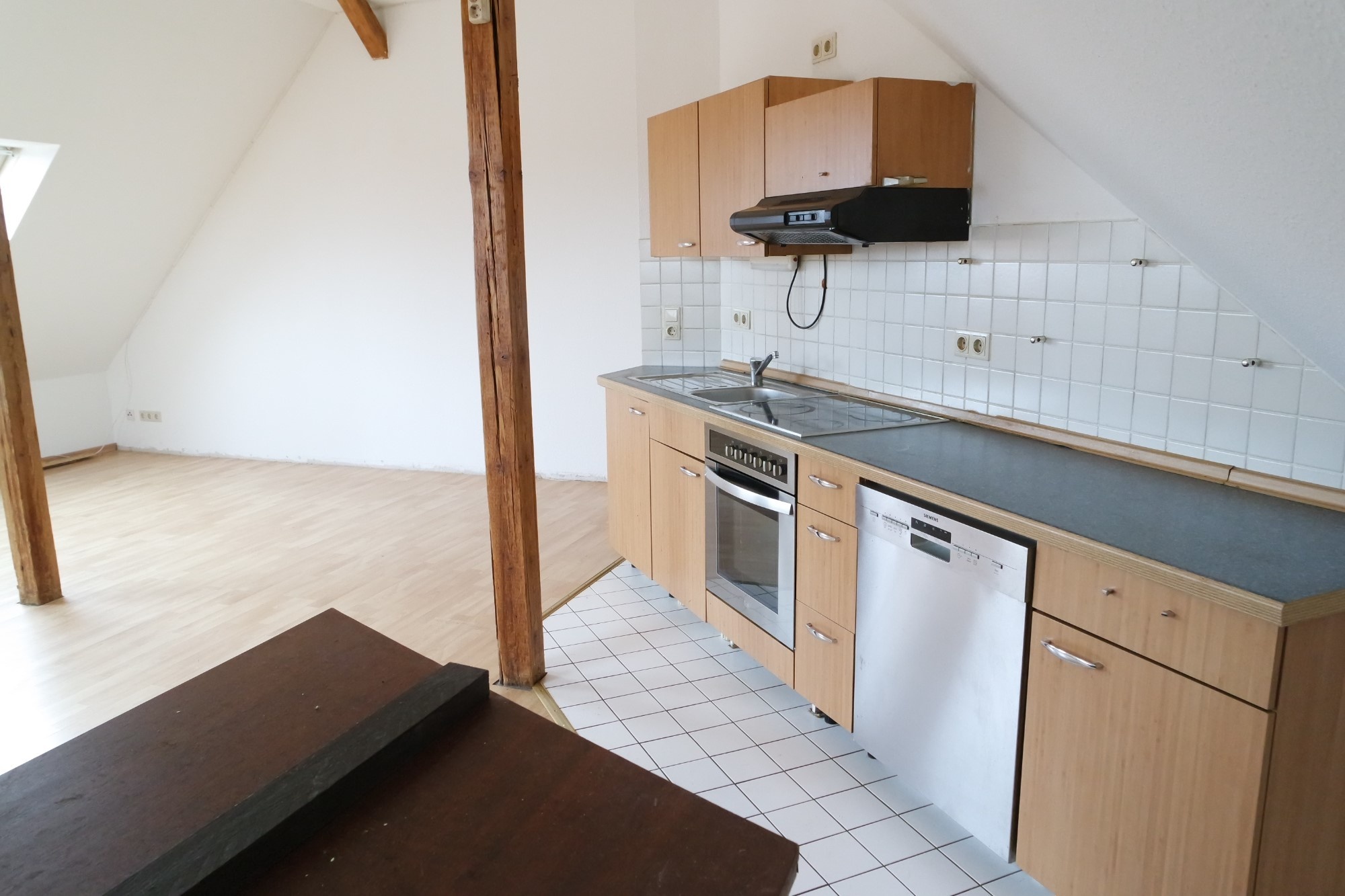 Wohnzimmer mit offener Küche