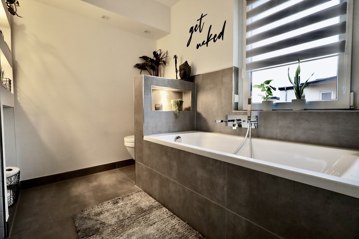 Tageslichtbad mit Wanne im OG.