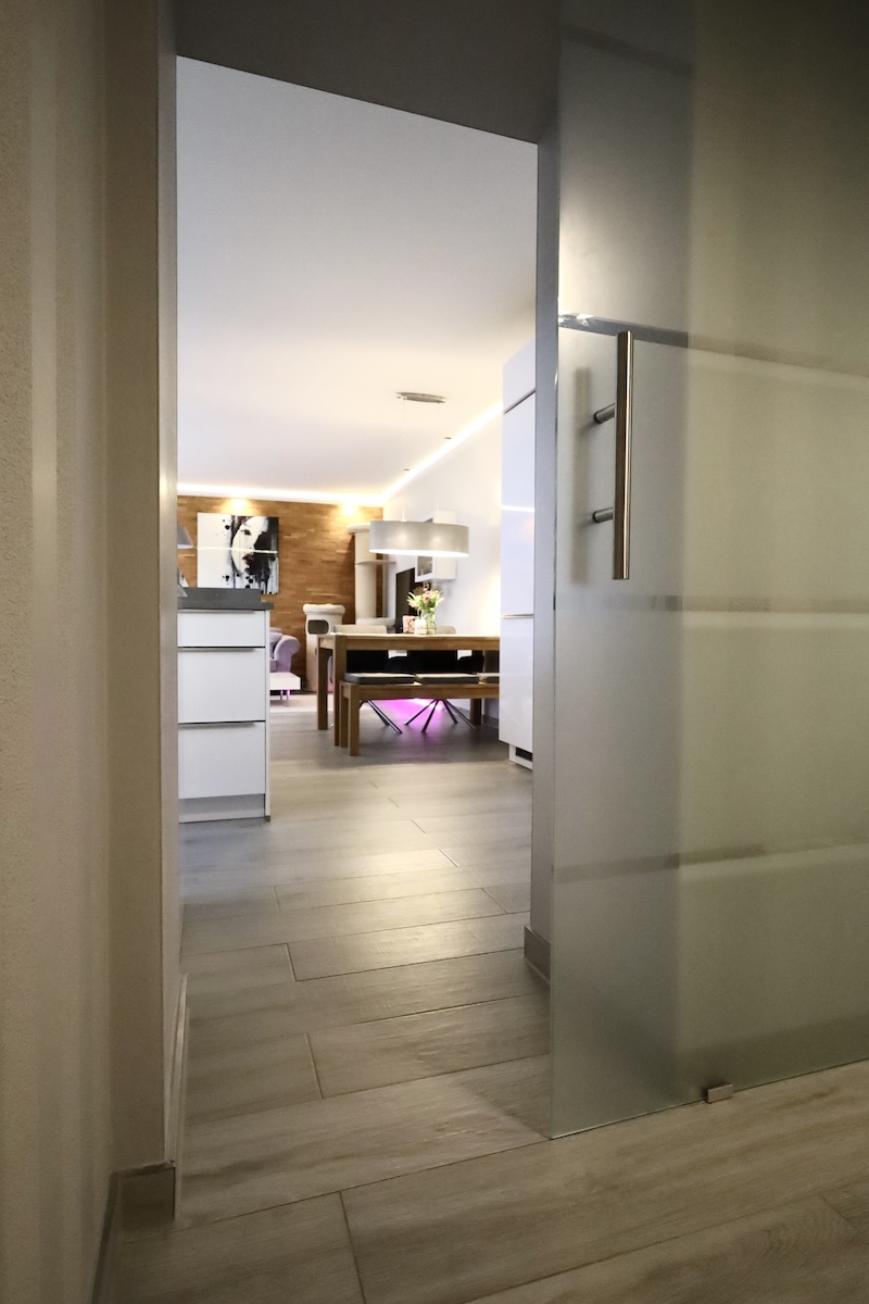 Blick in den Wohn-/Essbereich.