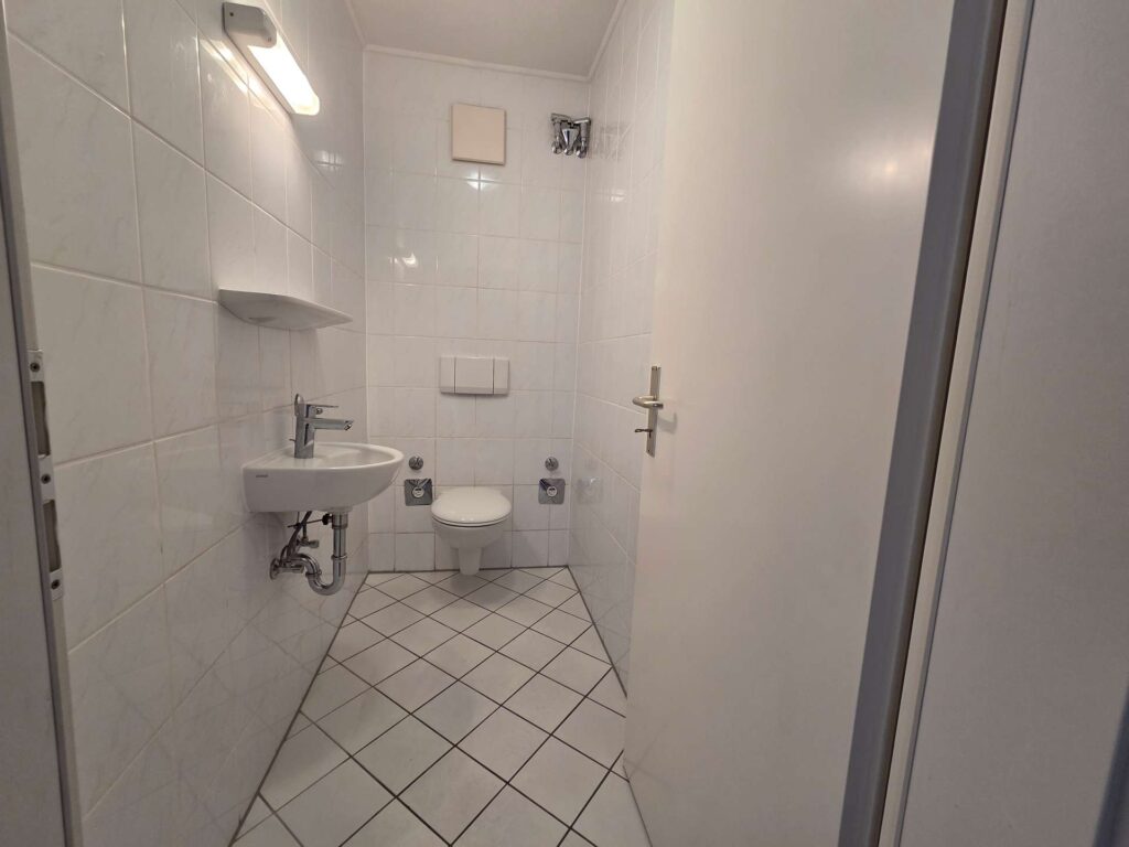 separates WC