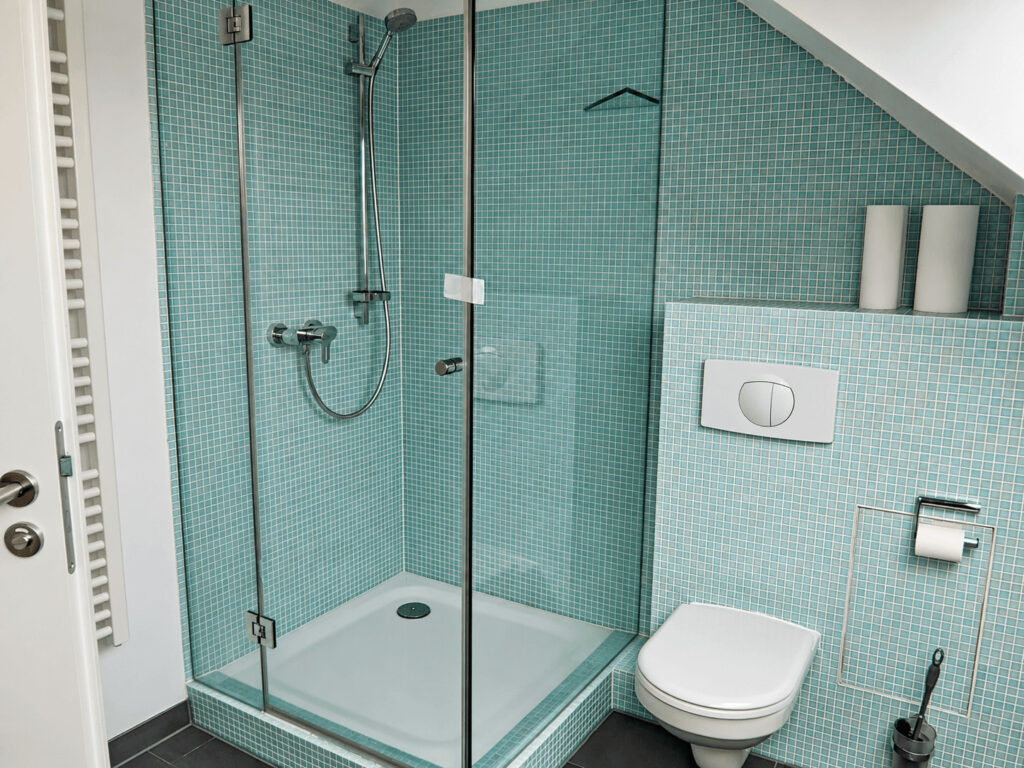 Tageslichtbad mit Dusche am Schlafbereich