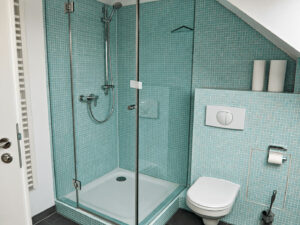 Tageslichtbad mit Dusche am Schlafbereich