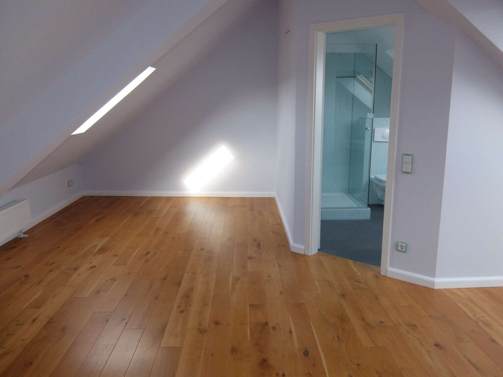 Schlafzimmer mit Duschbad