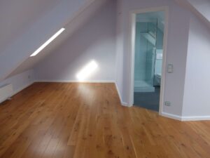Schlafzimmer mit Duschbad