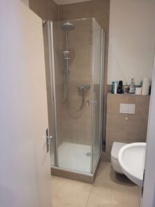 modernes Bad mit Dusche