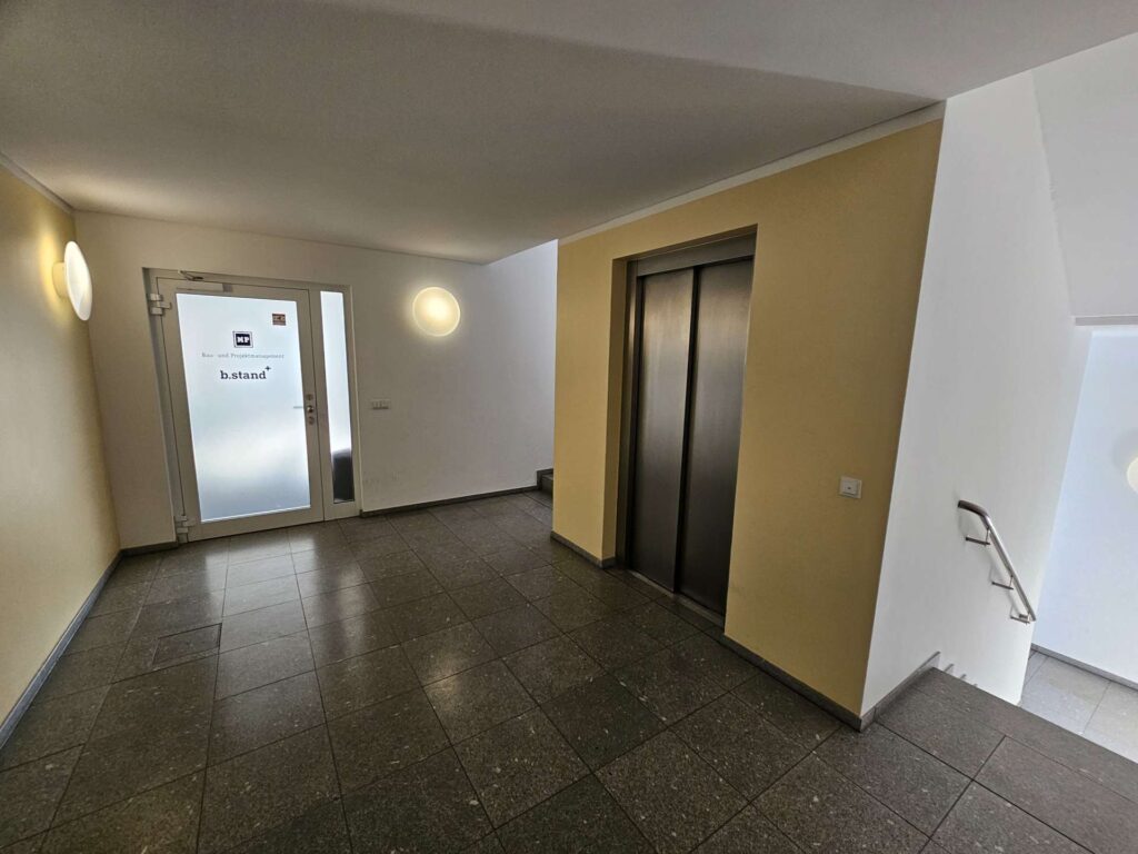 Treppenhaus mit Aufzug