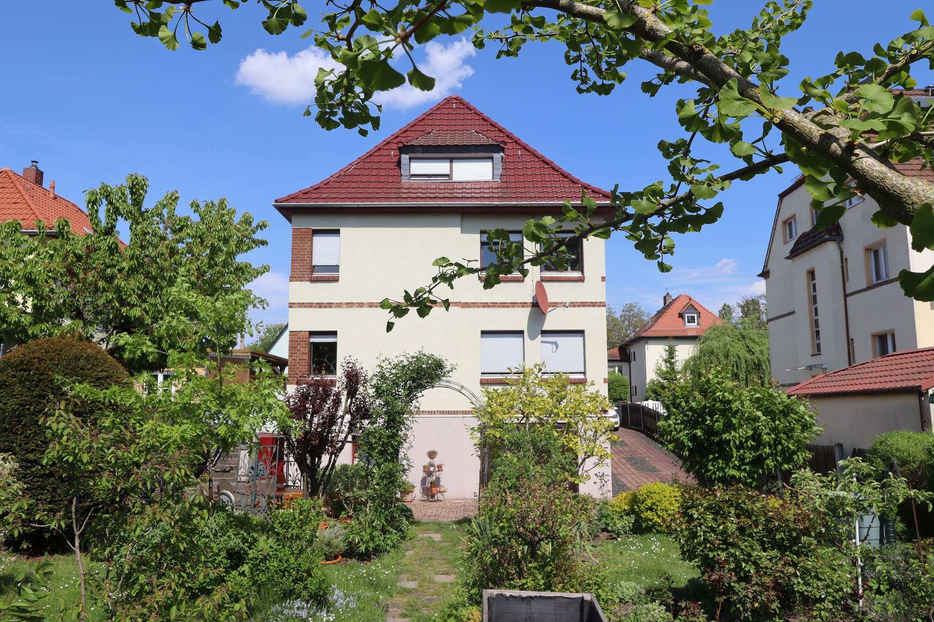 VERKAUFT | Charmantes Zweifamilienhaus mit großzügigem Grundstück in Böhlitz -Ehrenberg