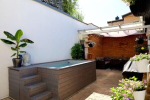 Blick zum kleinen Pool und Terrasse