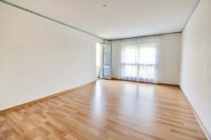 Großes Wohnzimmer mit West-Ausrichtung.
