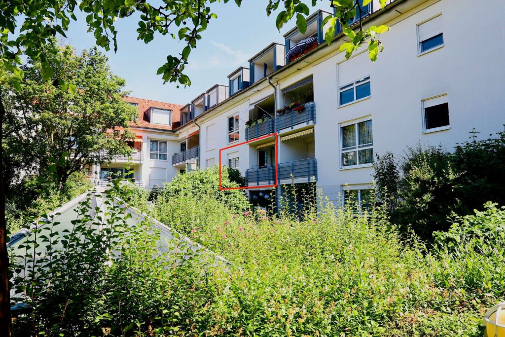 In den begrünten Innenhof ausgerichteter West-Balkon.