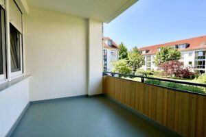 Fest überdachter Balkon in Richtung Innenhof.