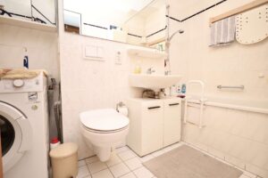 Innenliegendes Badezimmer mit Wanne.