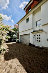 Blick zur Garage und Hauseingang.
