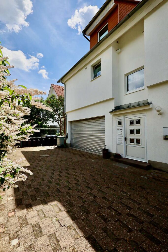 Blick zur Garage und Hauseingang.
