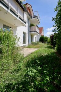 Seitenblick auf die Terrasse und den Garten.