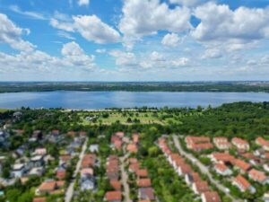 Blick auf den Golfplatz am Cospudener See.