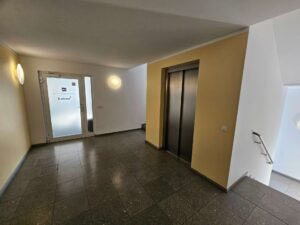 Treppenhaus mit Aufzug