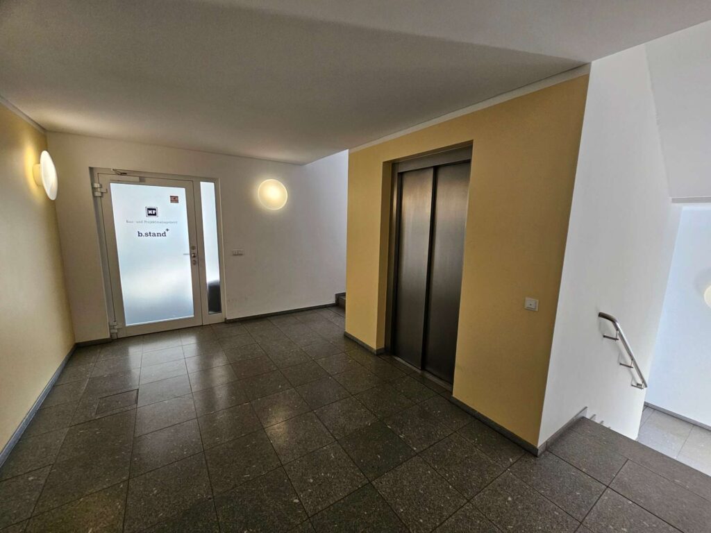 Treppenhaus mit Aufzug