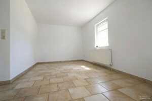 Wohnzimmer - (mittels KI ohne Möbel dargestellt)