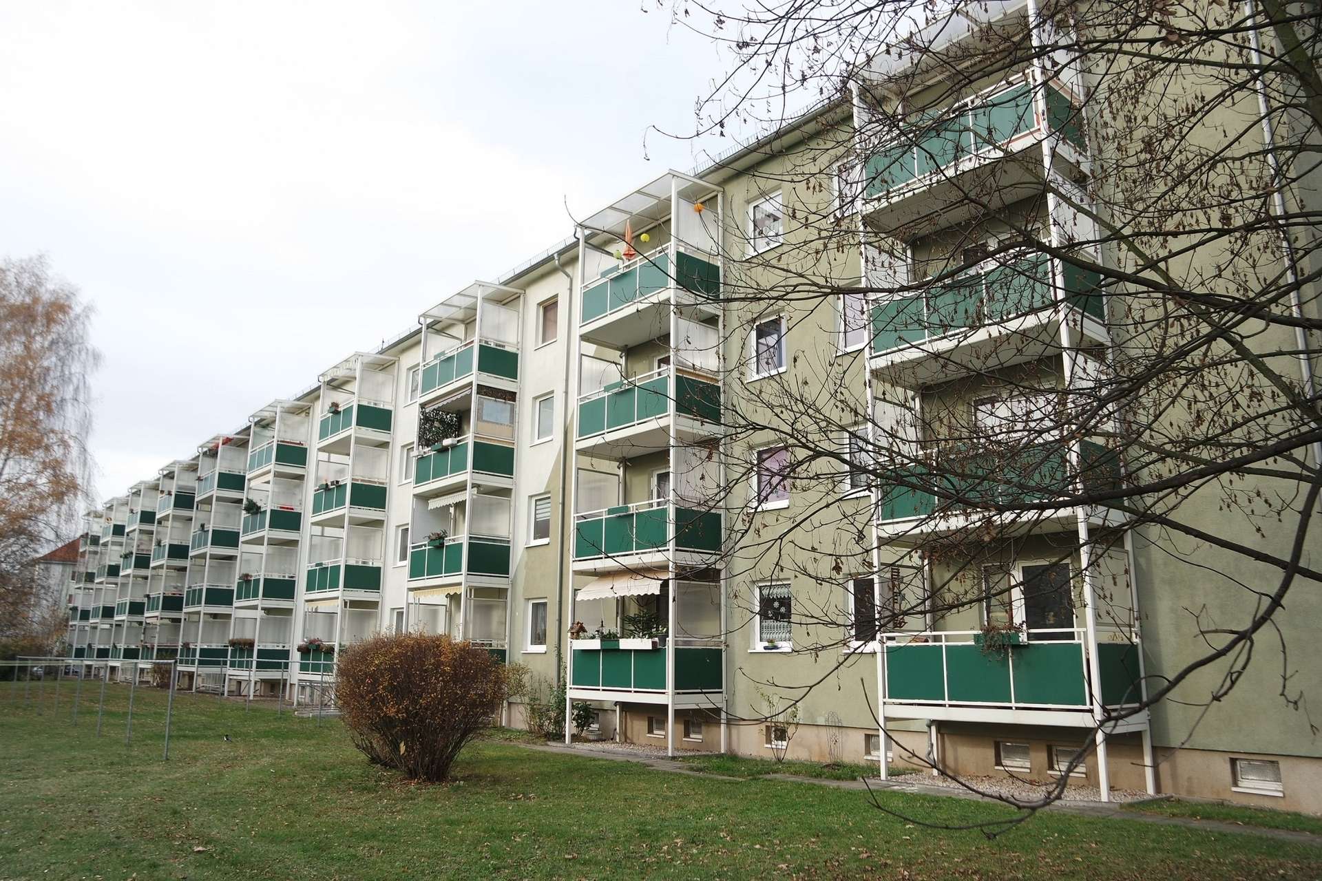 Leipzig-Sellerhausen – kleine 4-Zimmer-Wohnung mit Balkon und Wannenbad in ruhiger, grüner Umgebung