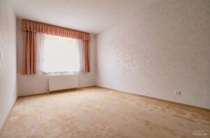 ein Schlafraum im EG (Darstellung KI-gestützt entmöbliert)