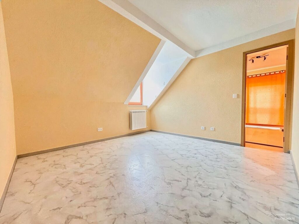 Zimmer im OG (Darstellung KI-gestützt entmöbliert)