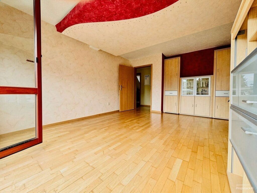 Wohnzimmer im OG (Darstellung KI-gestützt entmöbliert)