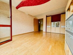 Wohnzimmer im OG (Darstellung KI-gestützt entmöbliert)