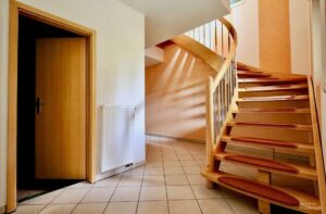 Eingangsbereich mit Treppe zum OG - (Darstellung KI-gestützt entmöbliert)