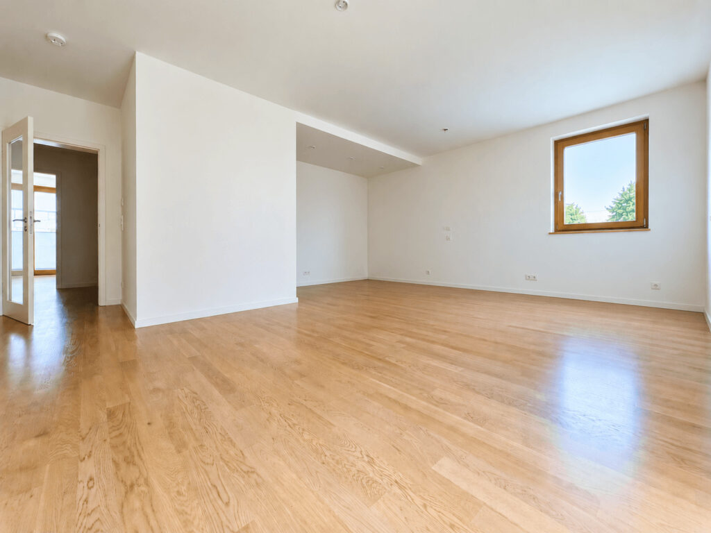Wohnzimmer (mit KI entmöbliert dargestellt)