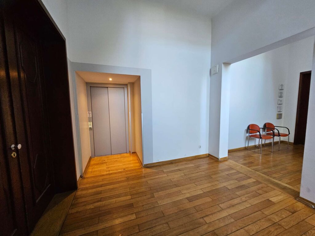 Treppenhaus mit Fahrstuhl