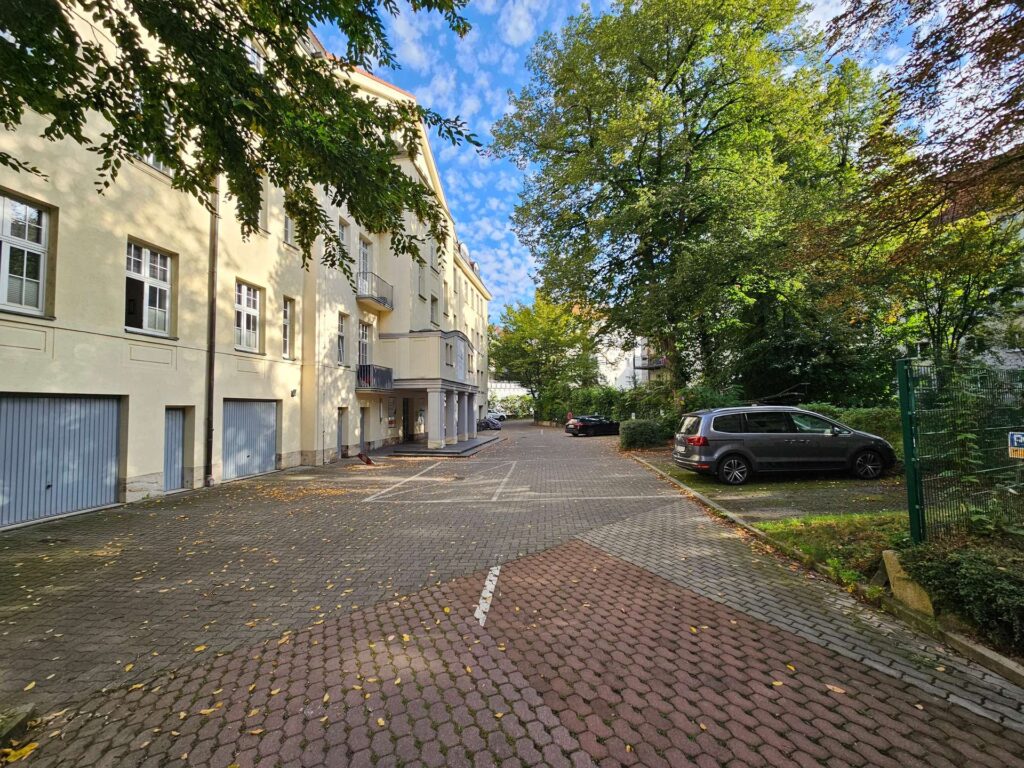 Hof mit Stellplätzen