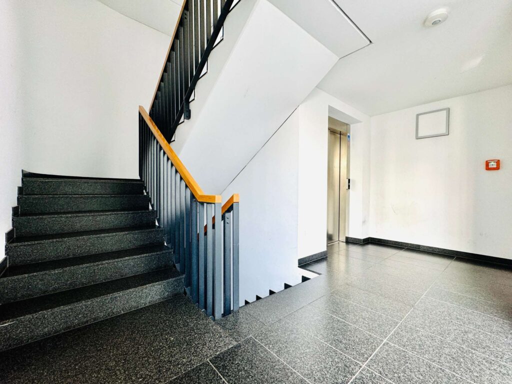 Gepflegtes Treppenhaus und Aufzug "Aufgang A"