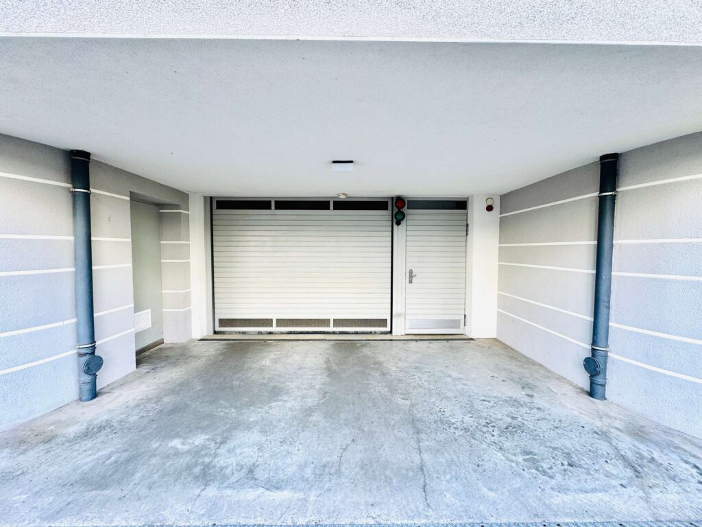 Zufahrt zur objekteigenen Tiefgarage.