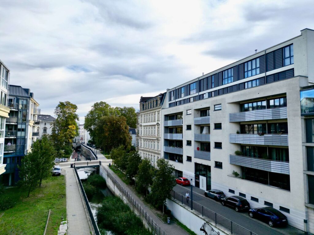 Blick auf die Balkonanlage Richtung Wasser.