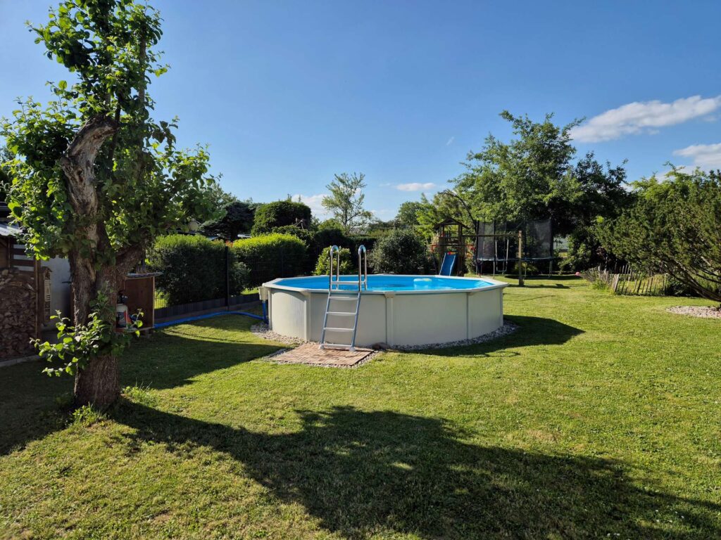 Großer Garten mit Pool freut sich auf Sie.