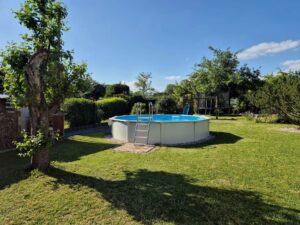 Großer Garten mit Pool freut sich auf Sie.