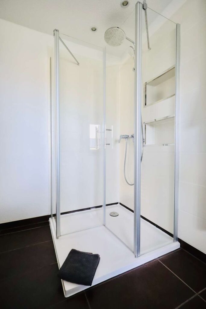 Fast ebene Dusche mit raffinierter Ablage.
