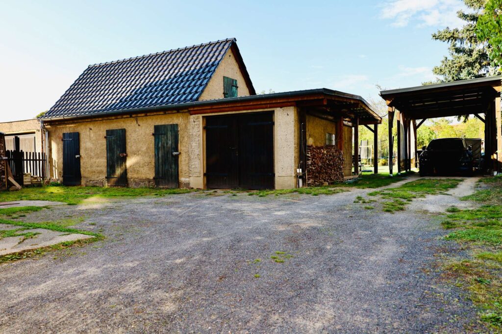 Großes Nebengebäude mit Garage.