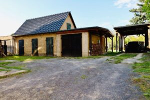 Großes Nebengebäude mit Garage.